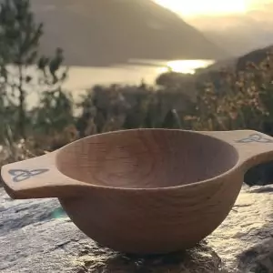 Scottish Oak Whisky Quaich with engraved Triquetra design (Large)