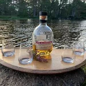 Whisky presentation set on half barrel lid with 4 glasses